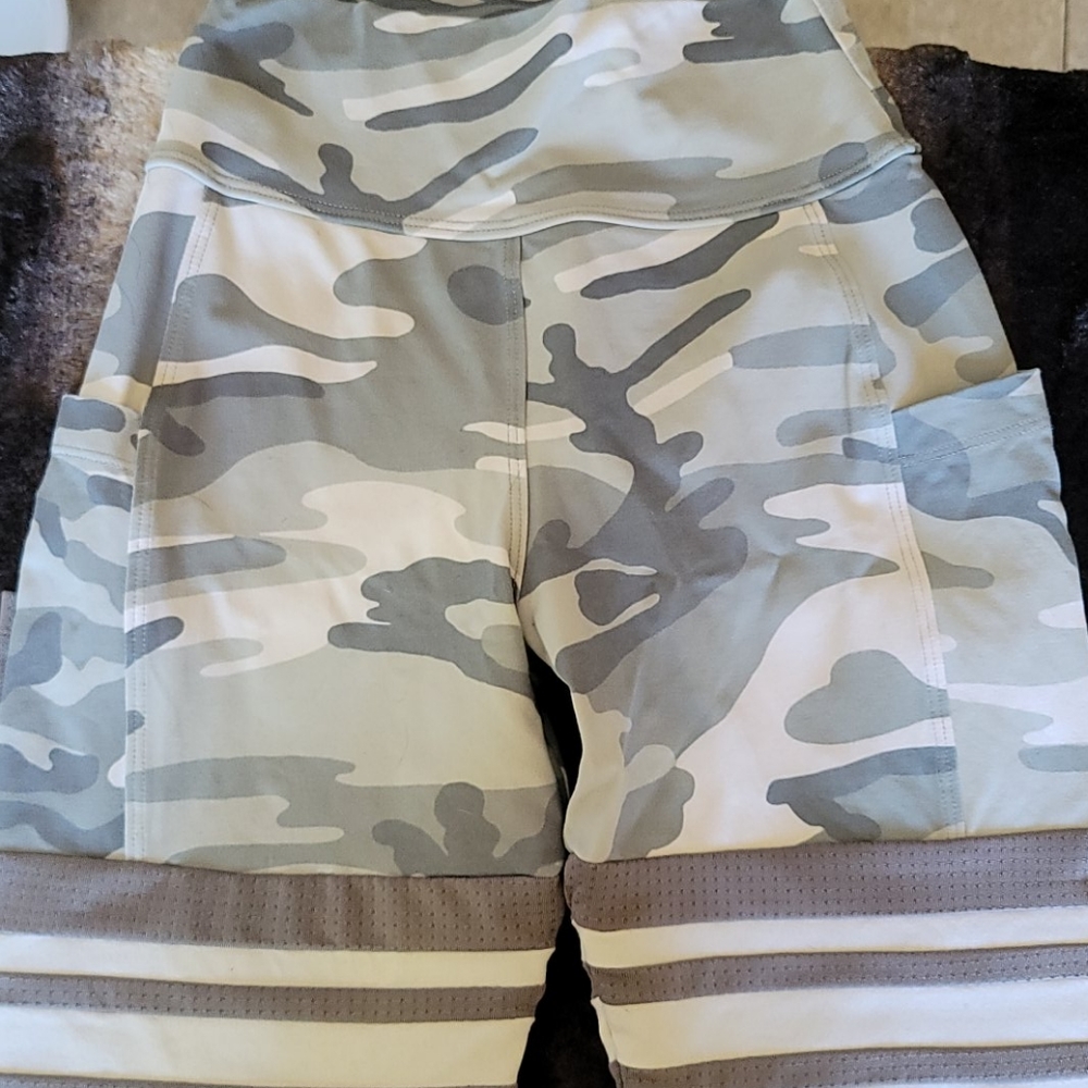 Bombshell sportswear Camo ( READ) Sz M